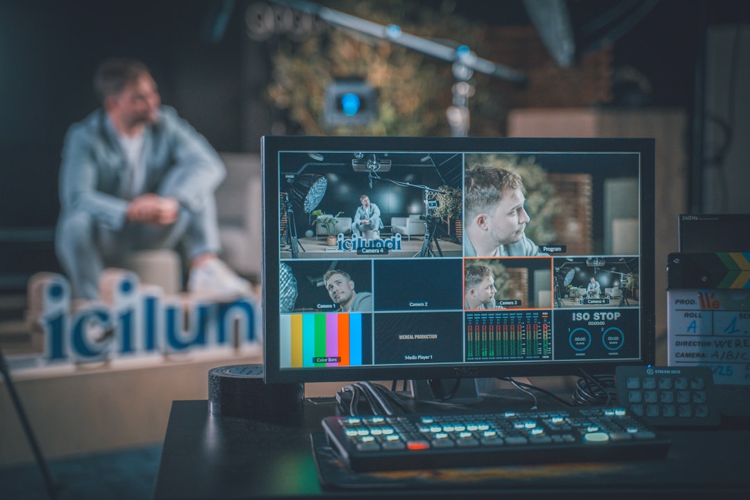 oulisses d'une régie vidéo professionnelle pour un direct. Un grand moniteur affiche le multiview (plusieurs angles de c